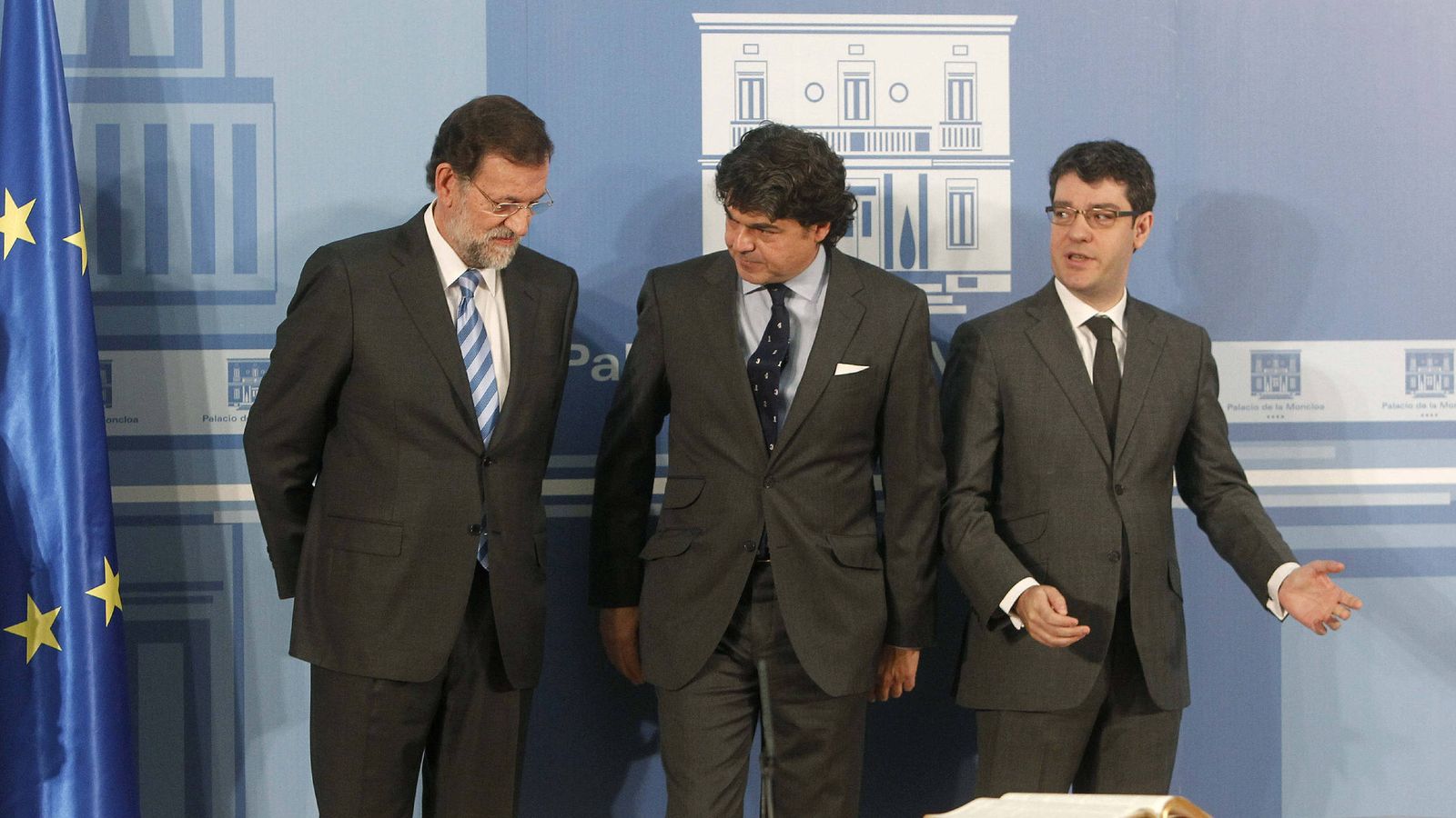 Foto: El presidente del Ejecutivo, Mariano Rajoy, junto a su jefe de gabinete, Jorge Moragas, y el jefe de la Oficina Económica de Moncloa, Álvaro Nadal. (EFE)
