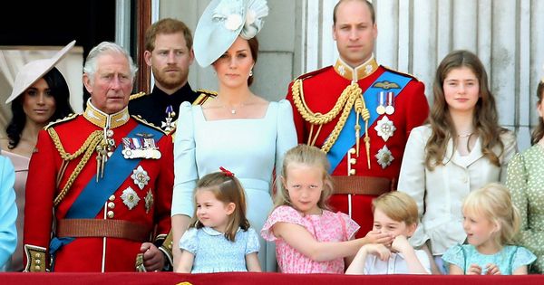 Foto:  Savannah e Isla Phillips junto al príncipe George y el resto de la familia real. (Getty Images)