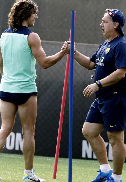 Foto: El Tata Martino y Puyol se saludan en un entrenamiento de esta temporada.