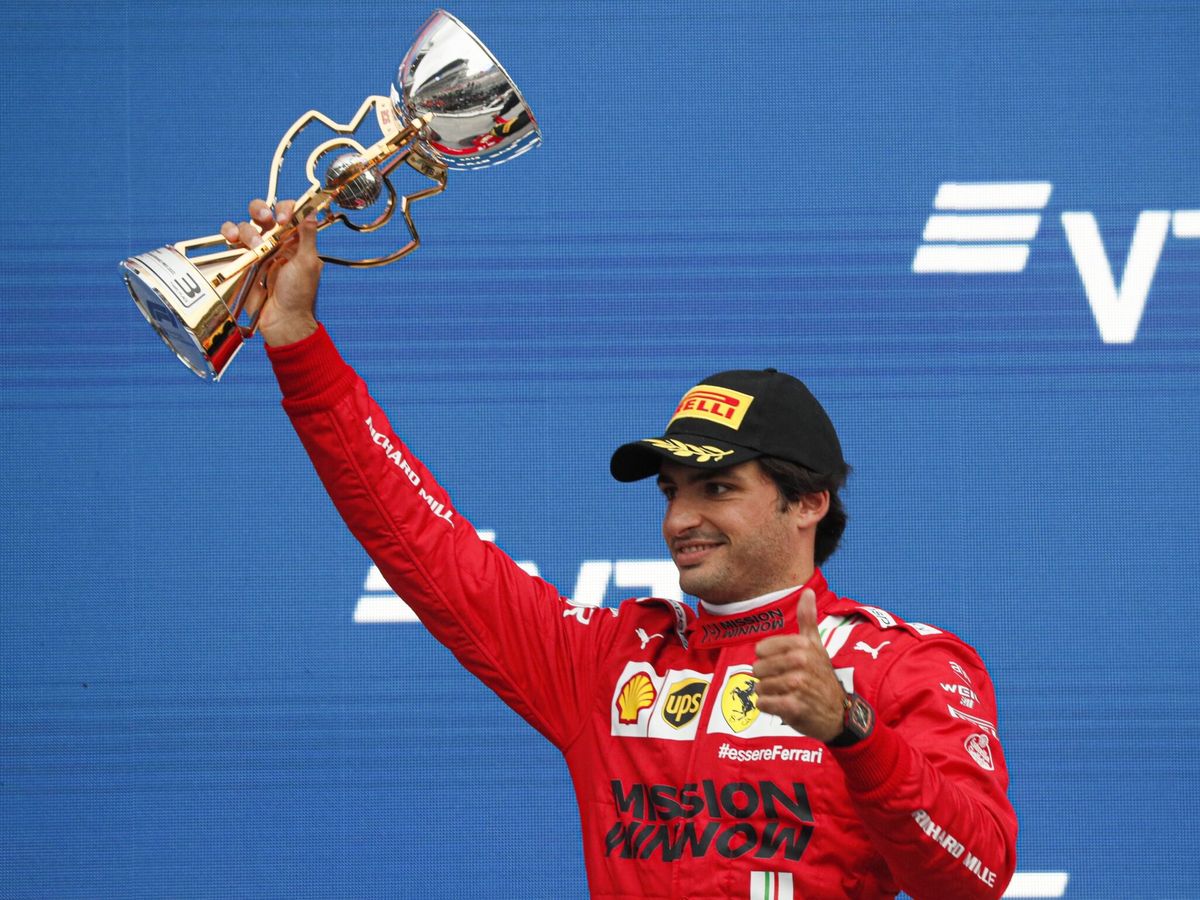 Foto: Sainz, en el podio del circuito de Sochi. (EFE)