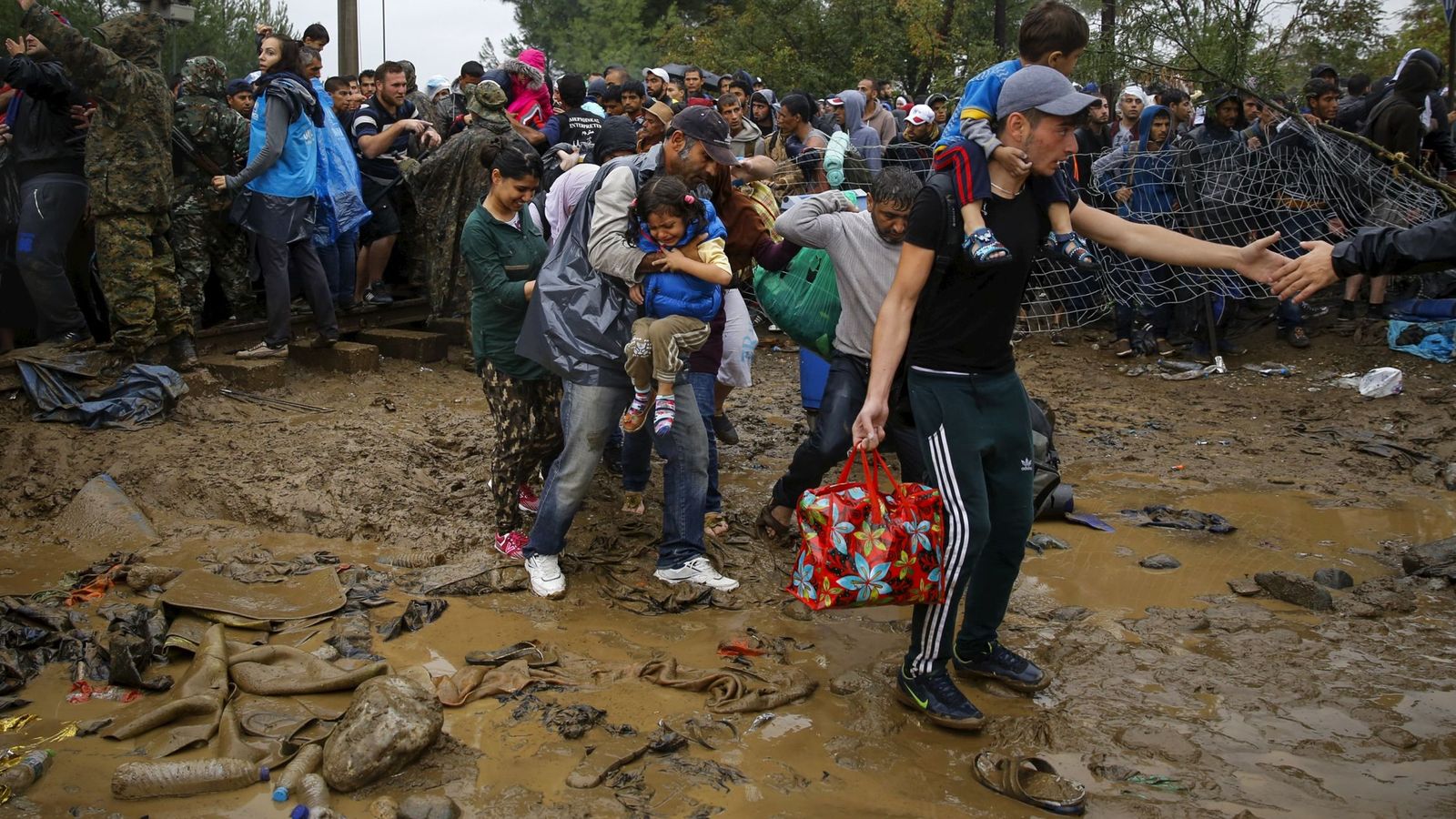 Foto: Refugiados sirios cruzando la frontera entre Grecia y Macedonia. (Reuters)