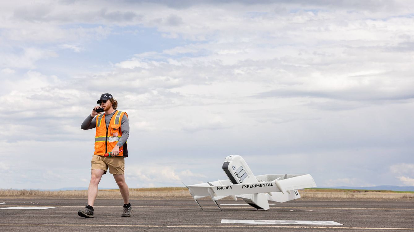 Foto: Un empleado de Amazon, junto a uno de los drones experimentales. (Amazon)