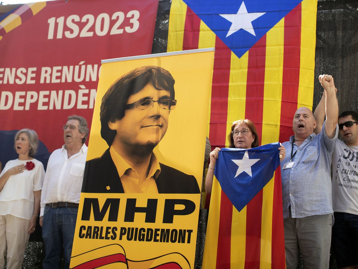 Foto: Acto unitario de grupos independentistas en el Fossar de les Moreres con motivo de la Diada en el que participó el 'expresident' catalán Carles Puigdemont a través de un audio. (EFE/Marta Pérez)