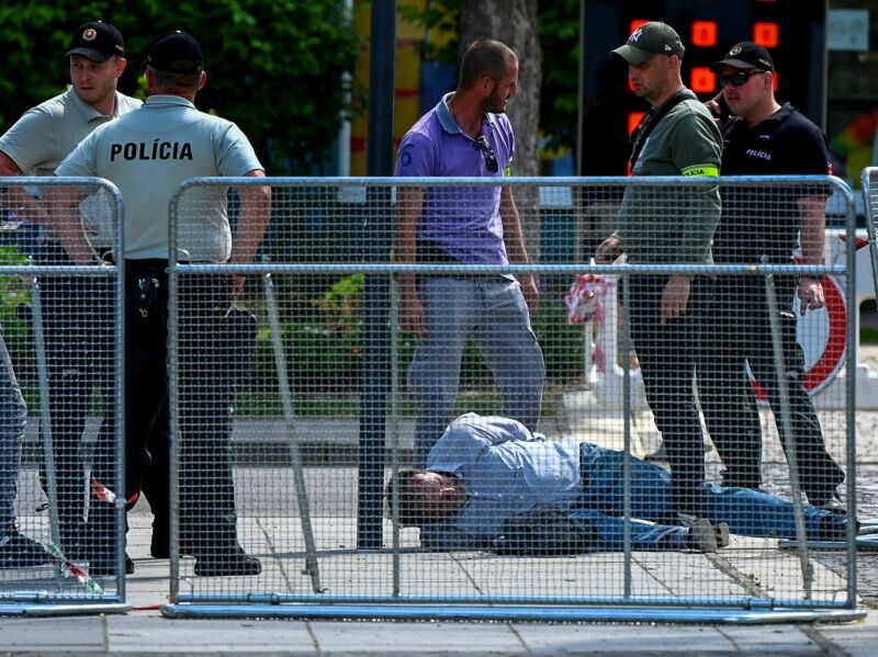 Foto de                                                                         El primer ministro eslovaco, muy grave en un intento de asesinato con motivación política                    