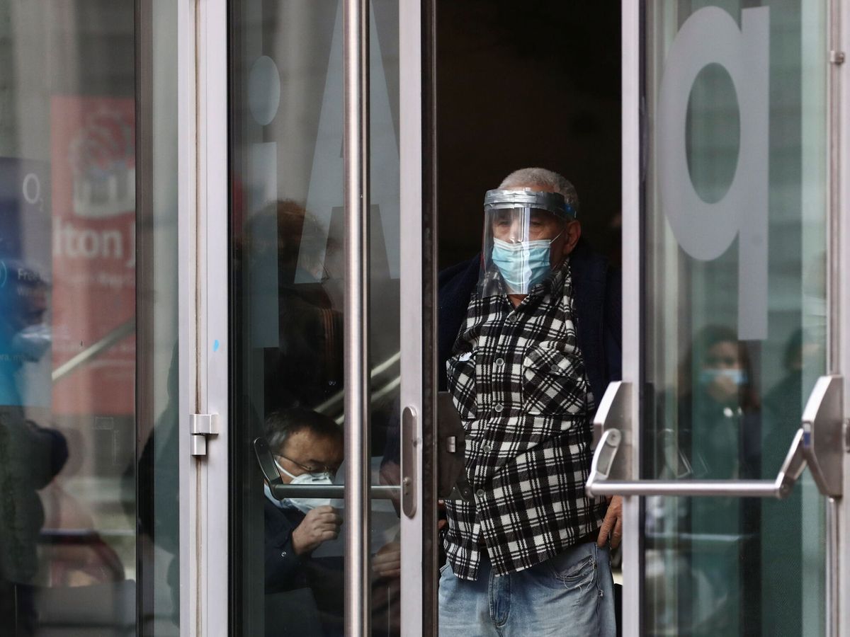 Foto: Un hombre tras recibir la vacuna en Madrid. (Sergio Pérez/Reuters)
