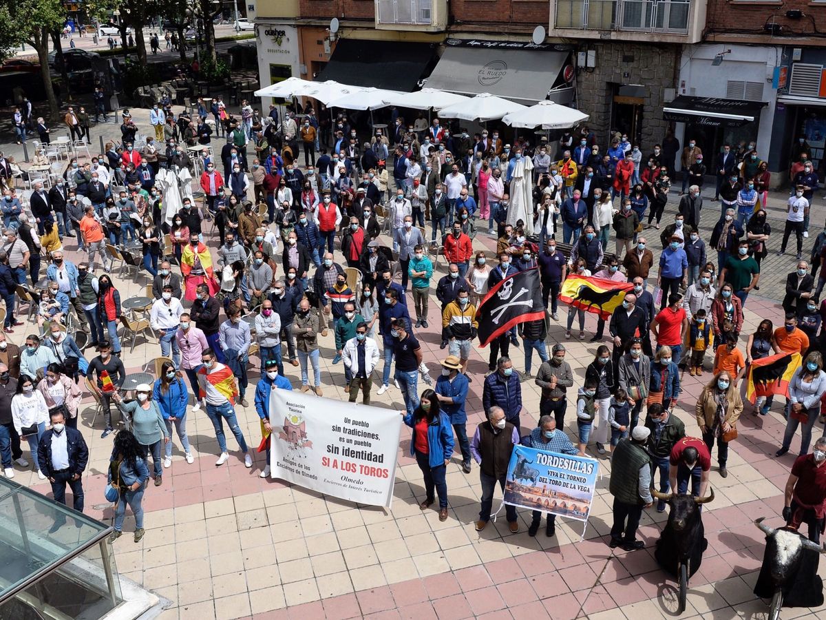 Foto: Toreros, empresarios y aficionados han participado esta mañana en Valladolid en un 'paseo taurino' para demandar el Gobierno central ayudas para el sector. (EFE)