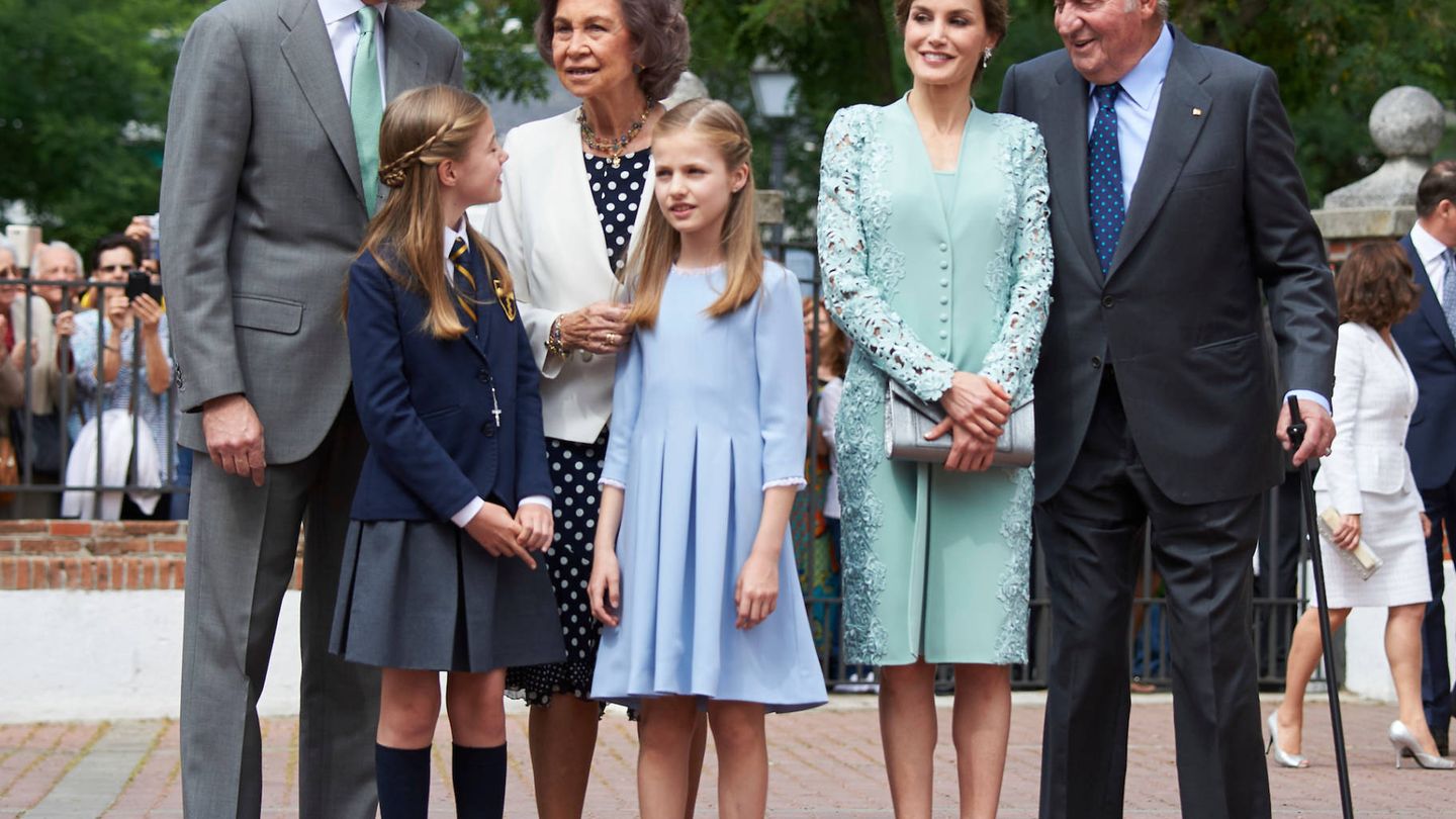 Felipe VI y Letizia, junto a sus hijas, Leonor y Sofía, y los Reyes eméritos. (Limited Pictures)