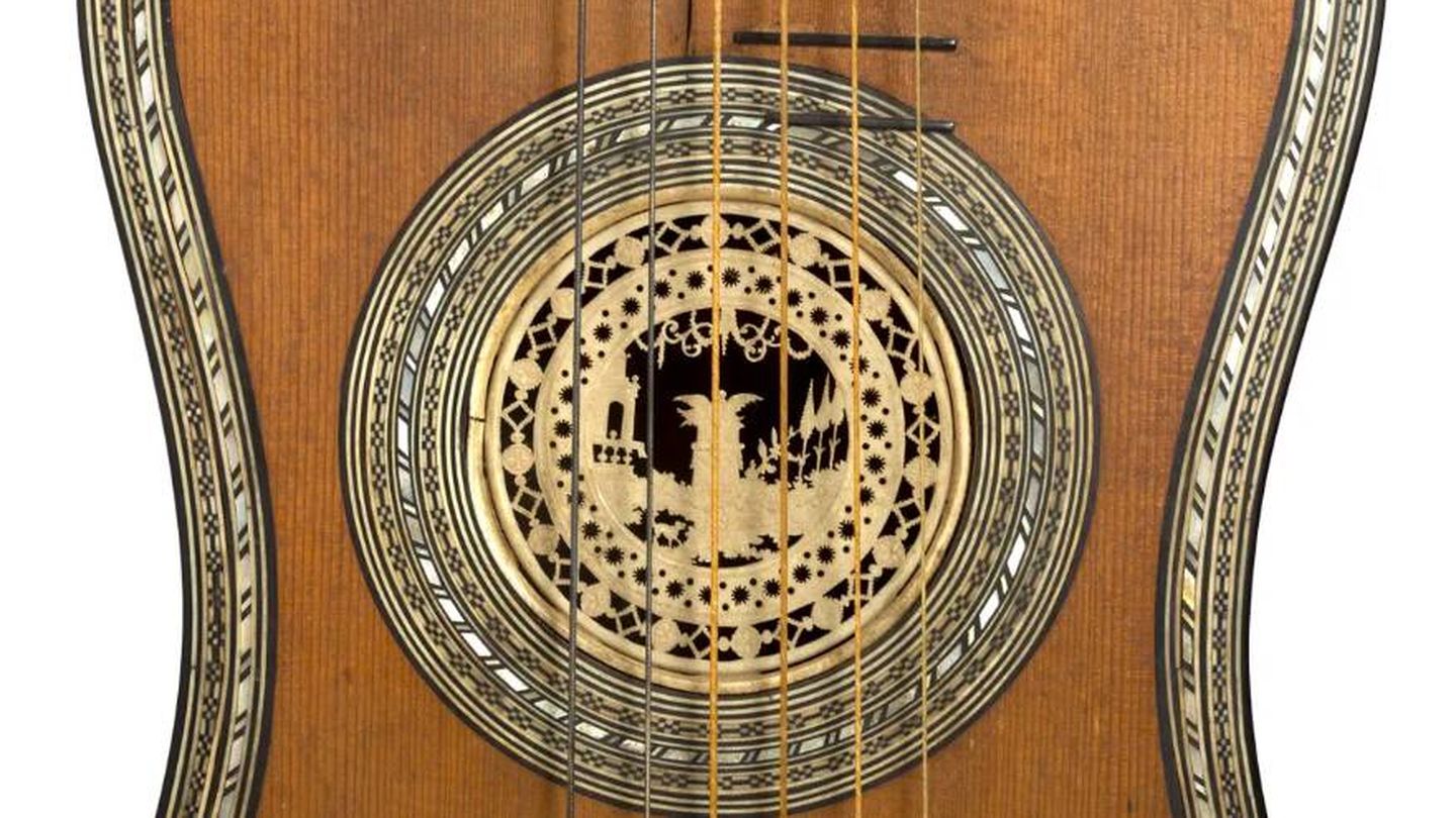 Un detalle de la decoración de la guitarra. (Aguttes)