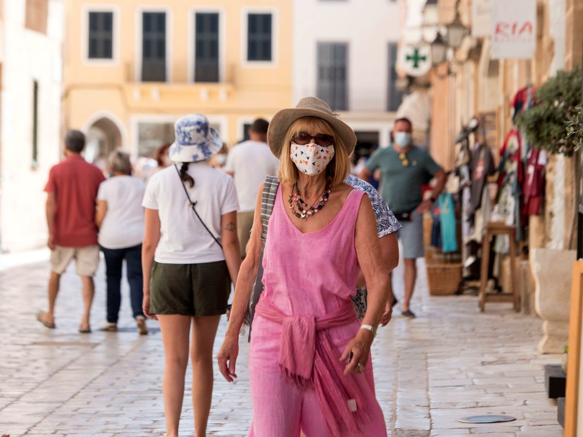 Foto:  Una mujer pasea con la mascarilla puesta por el casco histórico de Ciutadella, Menorca. (EFE) 