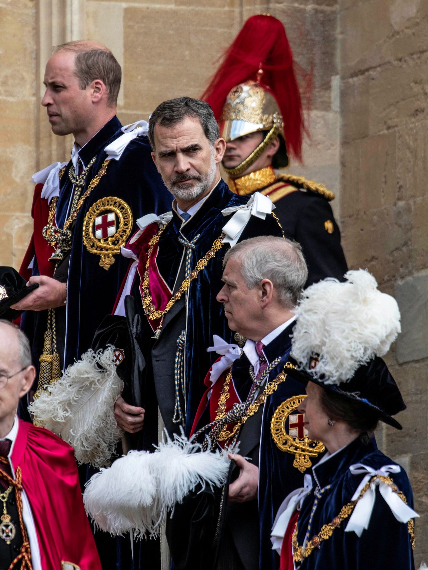 El rey Felipe, en el centro, tras ingresar en la Orden de la Jarretera. (Reuters)