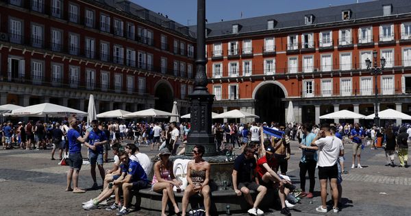Foto: Turistas en la Plaza Mayor de Madrid. (EFE)