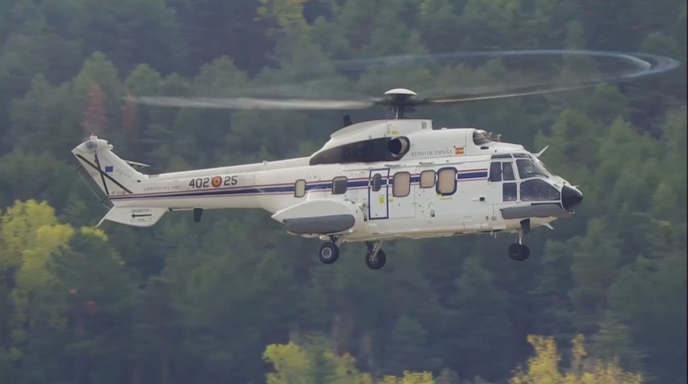 Llega el segundo Super Puma del 402 Escuadrón del Ala 48 del Ejército del Aire al Valle de los Caídos (Reuters)