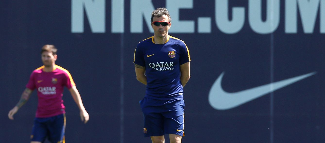 Luis Enrique, con Messi al fondo, durante un entrenamiento del Barcelona. (Reuters)