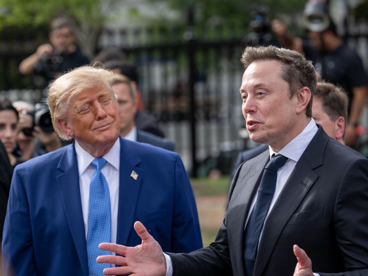 Elon Musk propõe renda básica universal elevada para mitigar impactos da automação no mercado trabalho