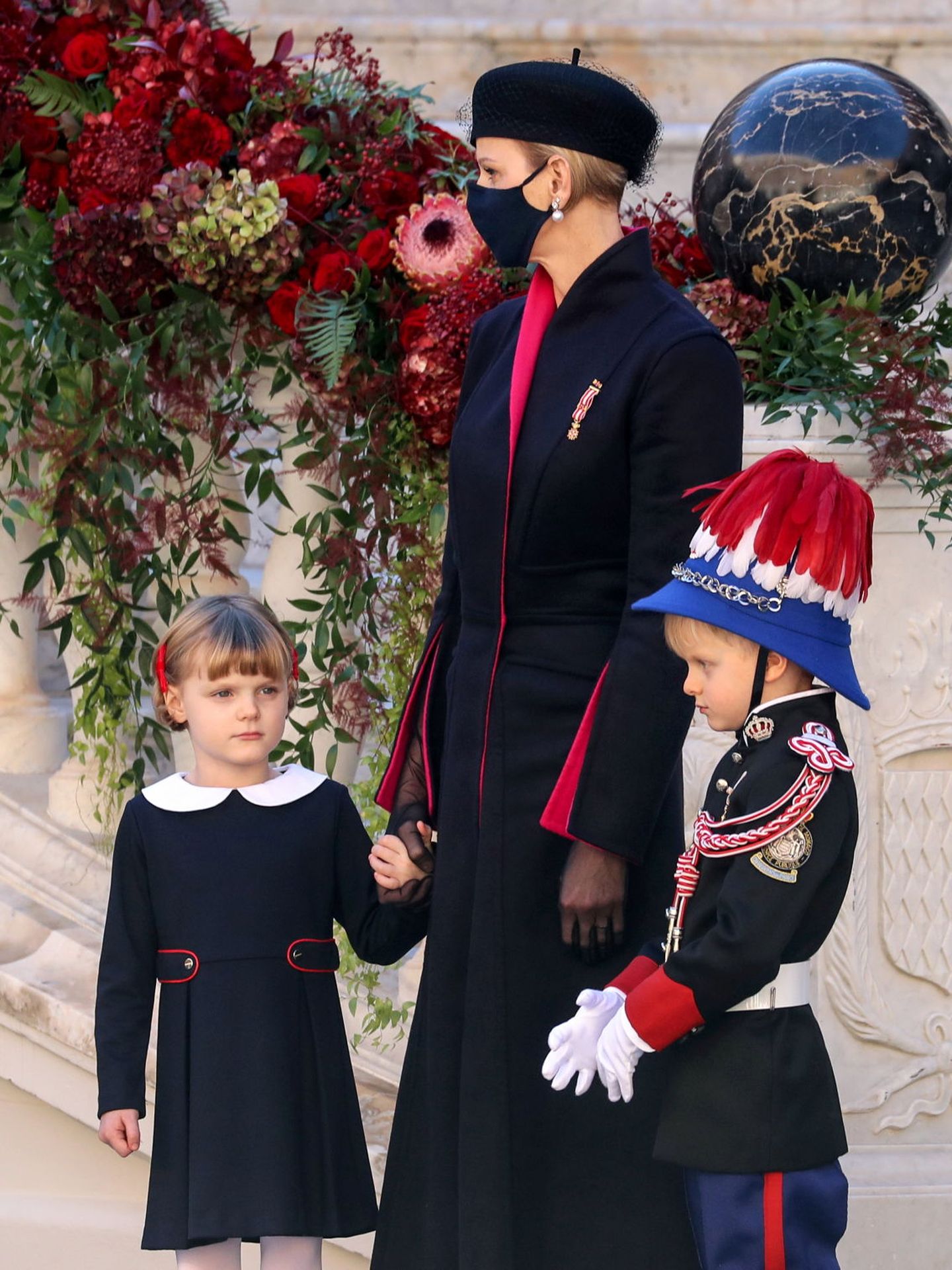 Charlène, junto a sus hijos en el Día Nacional de 2020. (Reuters)