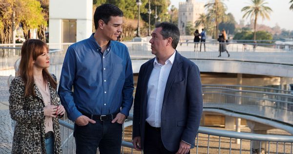 Foto: Pedro Sánchez, con Verónica Pérez y Juan Espadas, secretaria provincial del PSOE sevillano y alcalde de la capital andaluza, el pasado 23 de enero en Sevilla. (EFE)