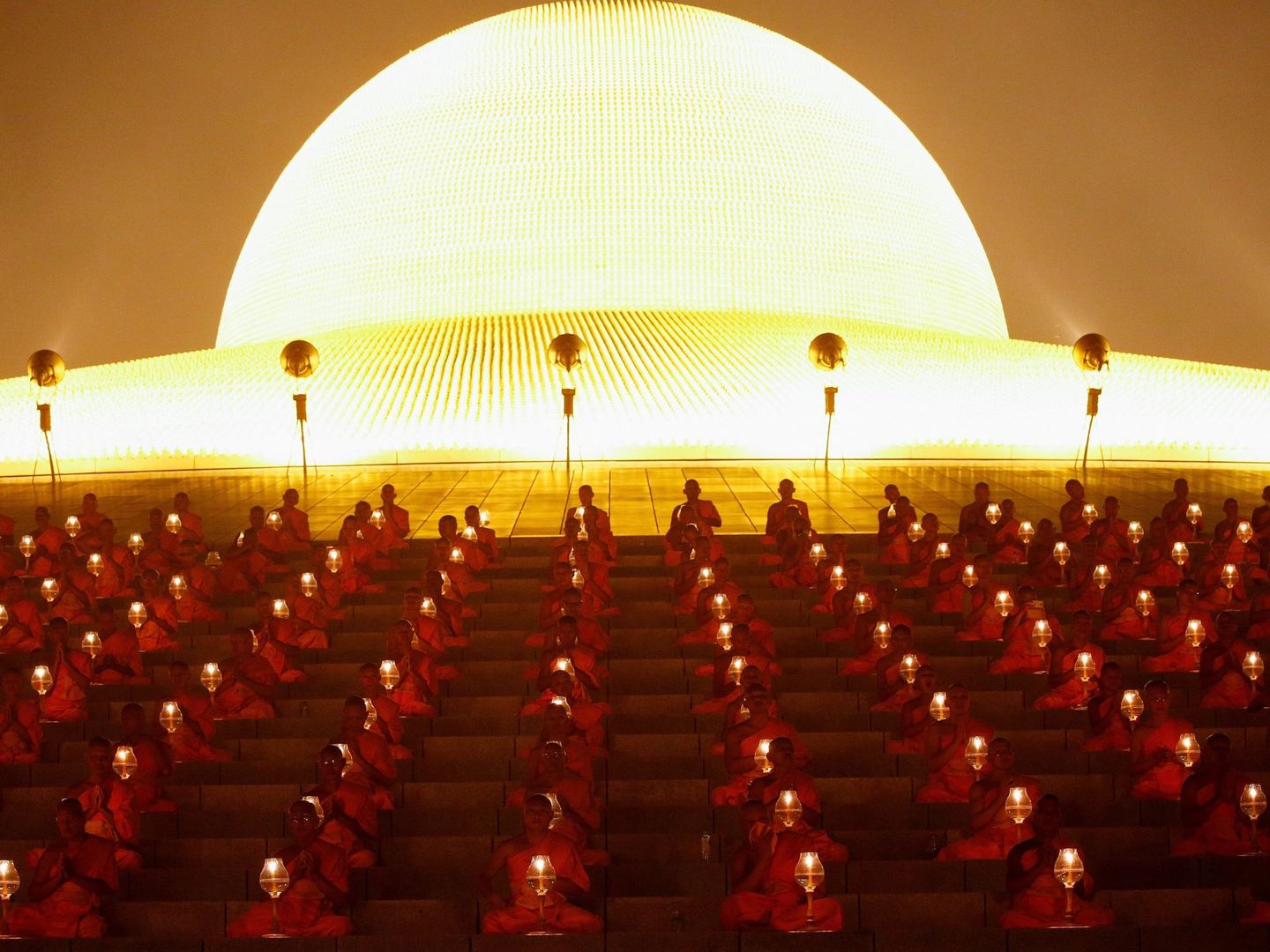 La impresionante celebración budista del Magha Puja. (EFE)