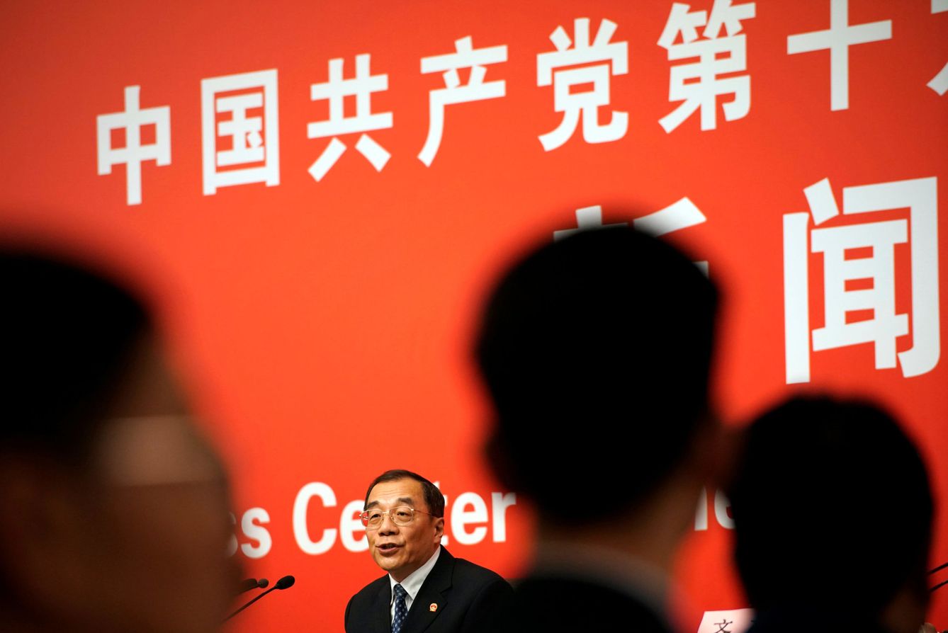 El ministro de Supervisión y Jefe de la Oficina Nacional de la Prevención de la Corrupción, Yang Xiaodu, en una rueda de prensa durante el 19º Congreso del PCCH, el pasado octubre de 2017. (Reuters)