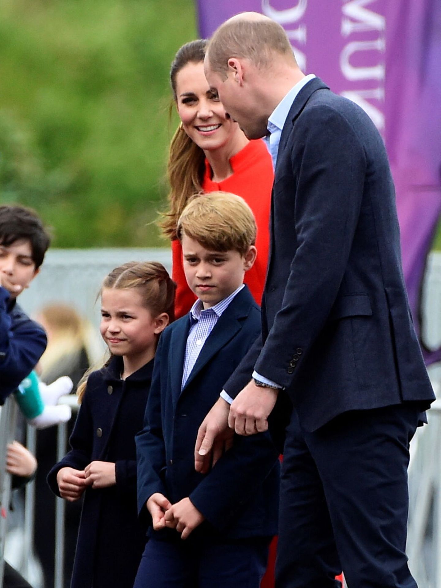 Los Cambridge, con sus hijos mayores en Gales. (Reuters/Rebecca Naden)
