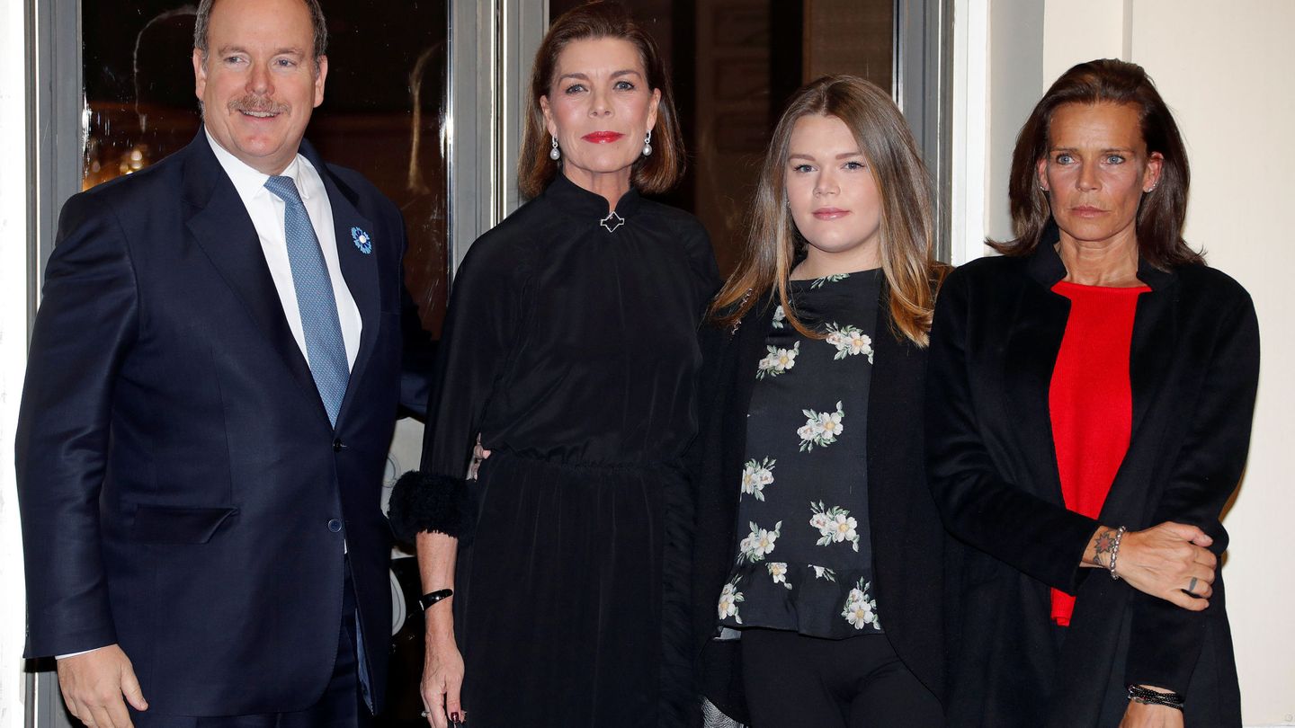 El príncipe Alberto, junto a sus dos hermanas y su sobrina, Camille Gottlieb. (Reuters)