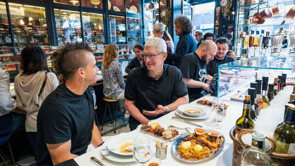 Tim Cook aparece en Madrid por sorpresa: qué hace el CEO de Apple en España