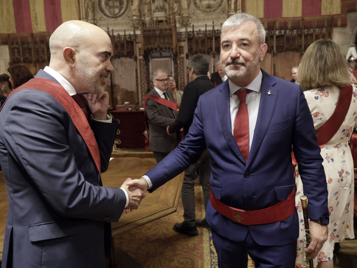 Foto: El líder del PP en Barcelona, Daniel Sirera, saluda a Collboni. (EFE/Quique García)