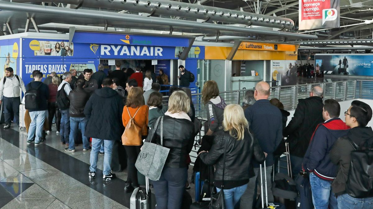 Ultimátum de los azafatos europeos a Ryanair: irán a la huelga a partir de julio