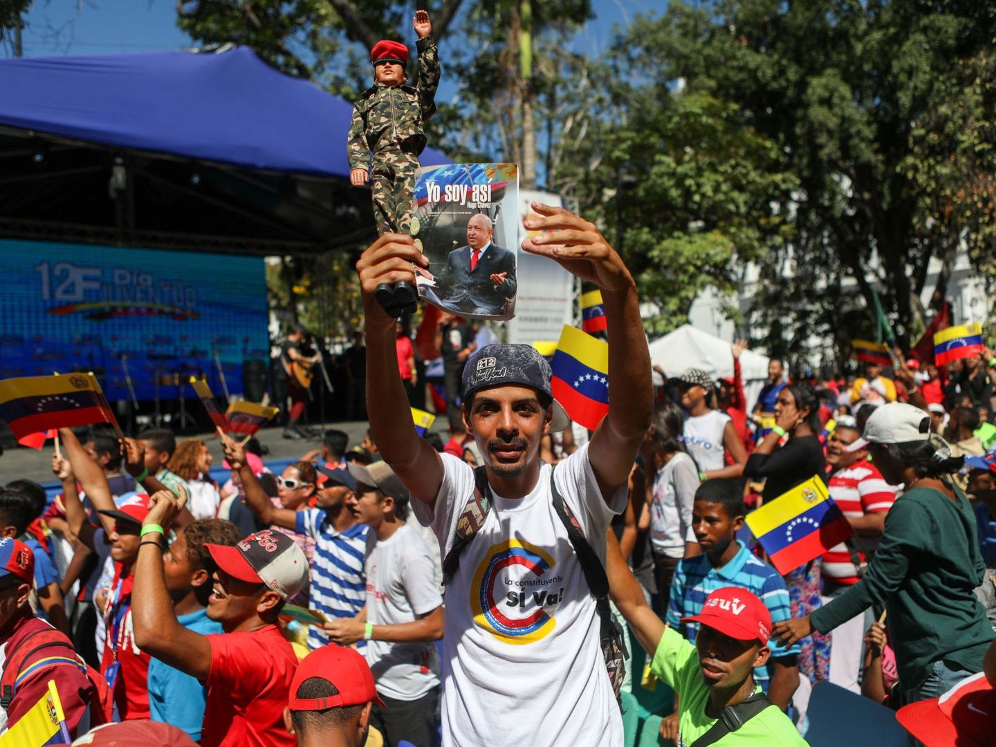 Simpatizantes de Nicolás Maduro, participan en una marcha con motivo del día de la Juventud, en Caracas. (EFE)