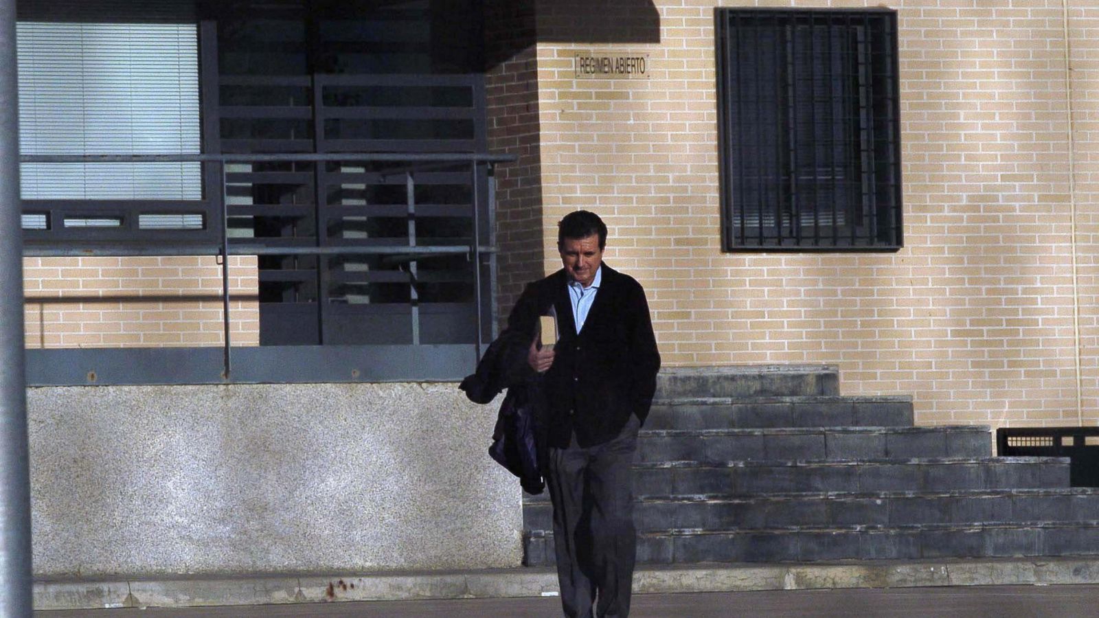 Foto: Imagen de archivo de Jaume Matas saliendo de la cárcel de Segovia. (EFE)