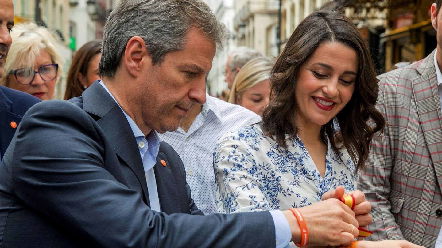 El candidato naranja a la presidencia de Aragón, Daniel Pérez Calvo (i), junto a Inés Arrimadas. (EFE)