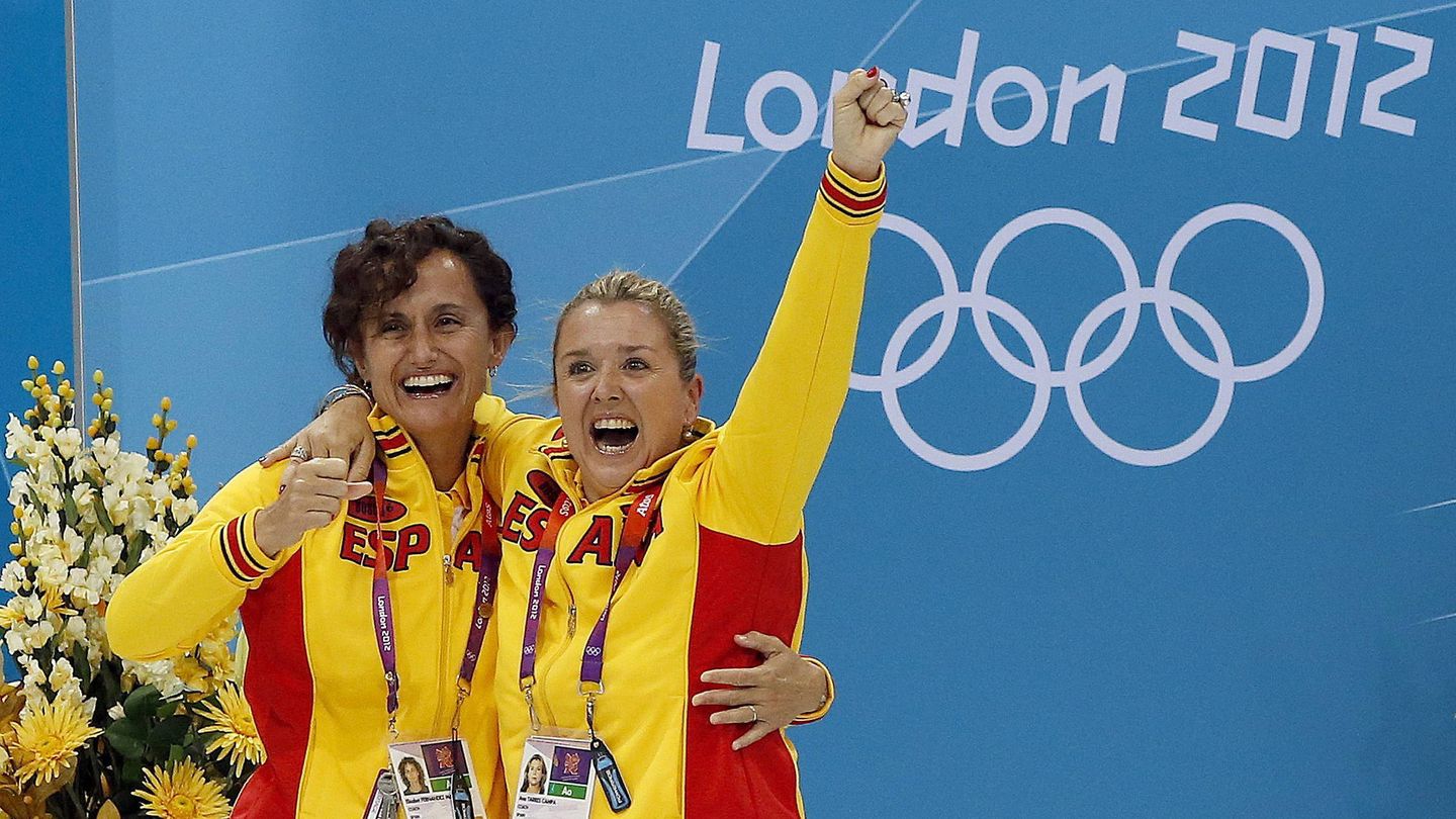 La entrenadora del equipo español de sincronizada Anna Tarrés (d) y su asistente Bet Fernández celebran la plata de las nadadoras españolas en los Juegos Olímpicos de Londres 2012. (EFE)