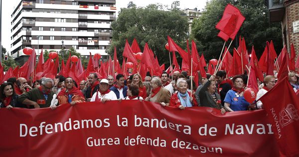 Foto: Manifestacion celebrada en junio en Pamplona en defensa de la bandera de Navarra tras la derogación de la Ley de Símbolos. (EFE)
