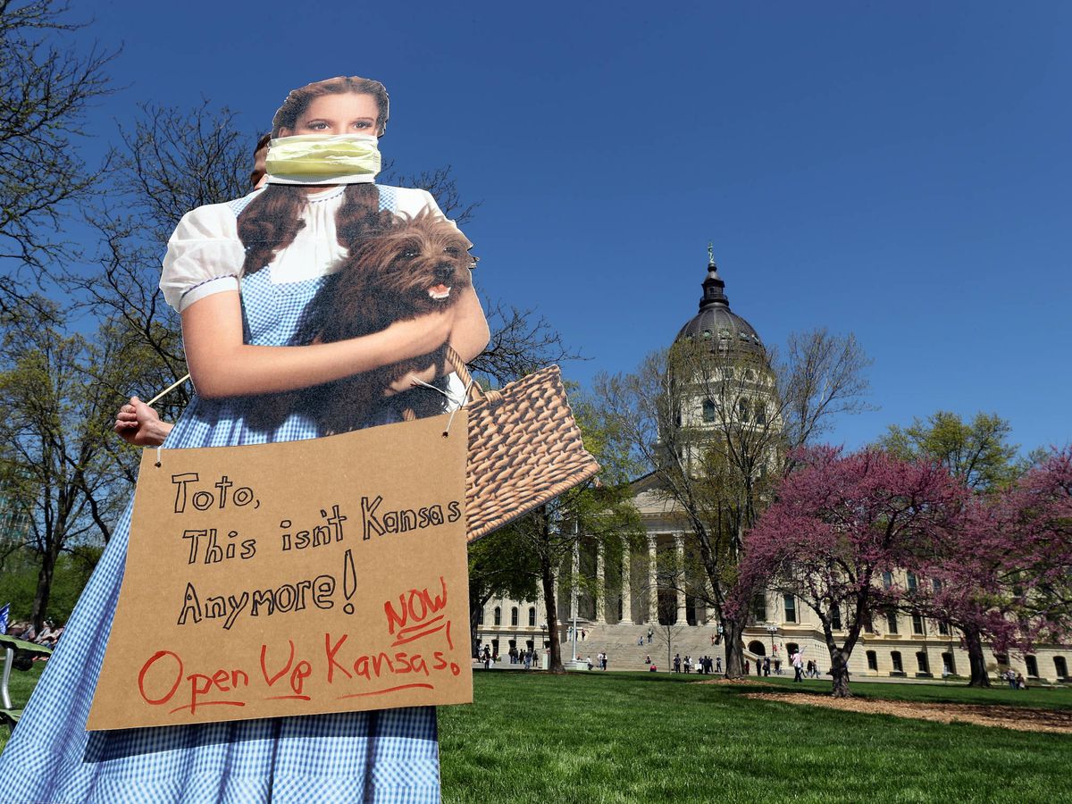 Foto:  Un cartel con Dorothy y Toto en Kansas, 2020. (Getty)