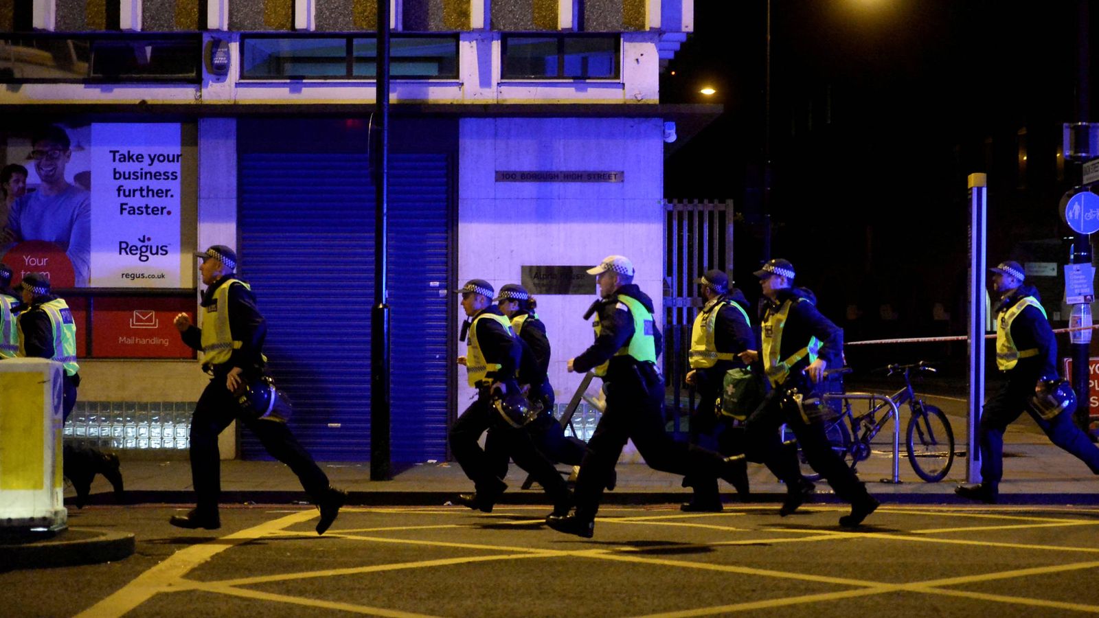 Foto: Policías corren hacia el puente de Londres tras el ataque con furgoneta. (Reuters)