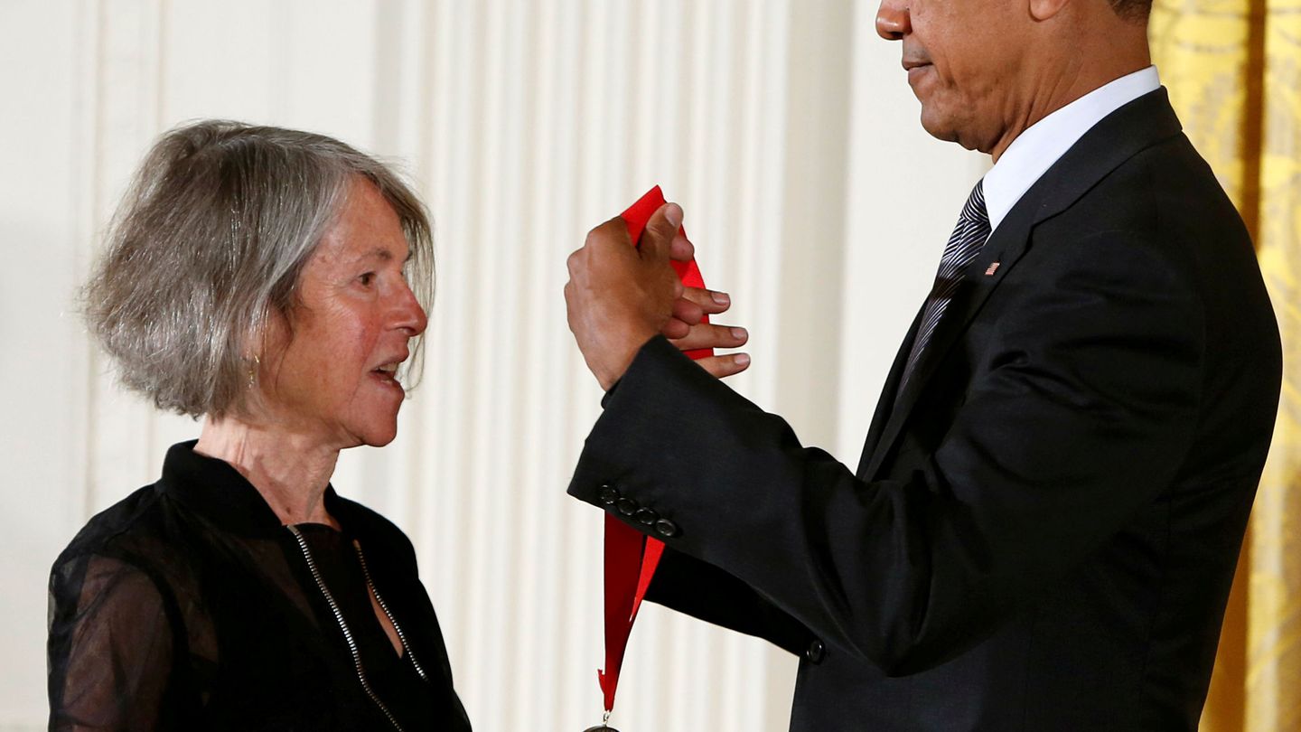 En 2015, Barack Obama entregó a Louise Glück la Medalla Nacional de Humanidades (EFE) 