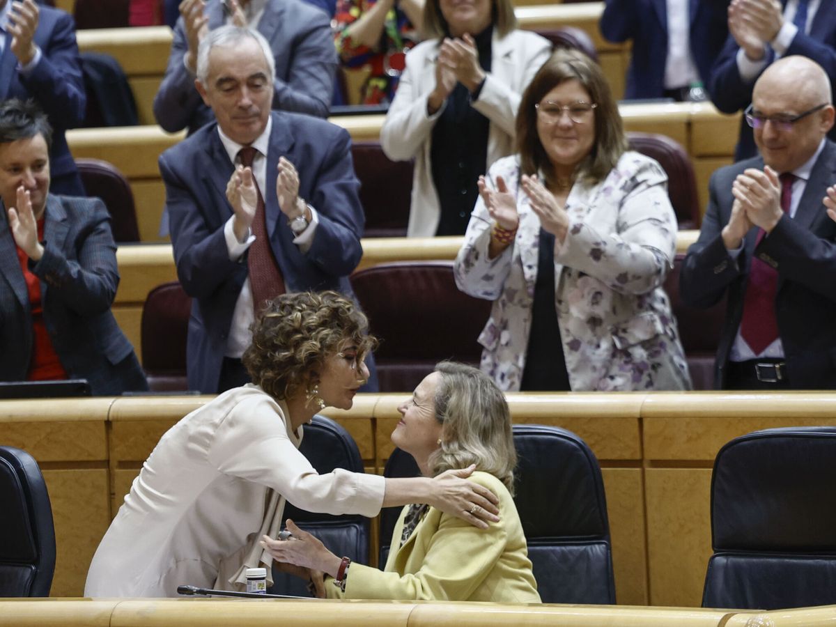 Foto: María Jesús Montero agradece a Nadia Calviño su última intervención en el Senado, el pasado 19 de diciembre. (EFE/Sergio Pérez)
