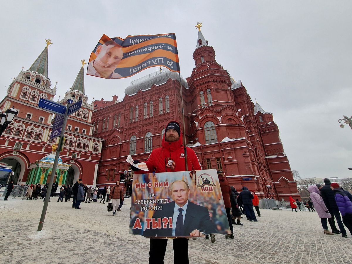 Foto: Un partidario del presidente ruso, Vladímir Putin, distribuye periódicos a su favor en Moscú. (Reuters/Shamil Zhumatov)