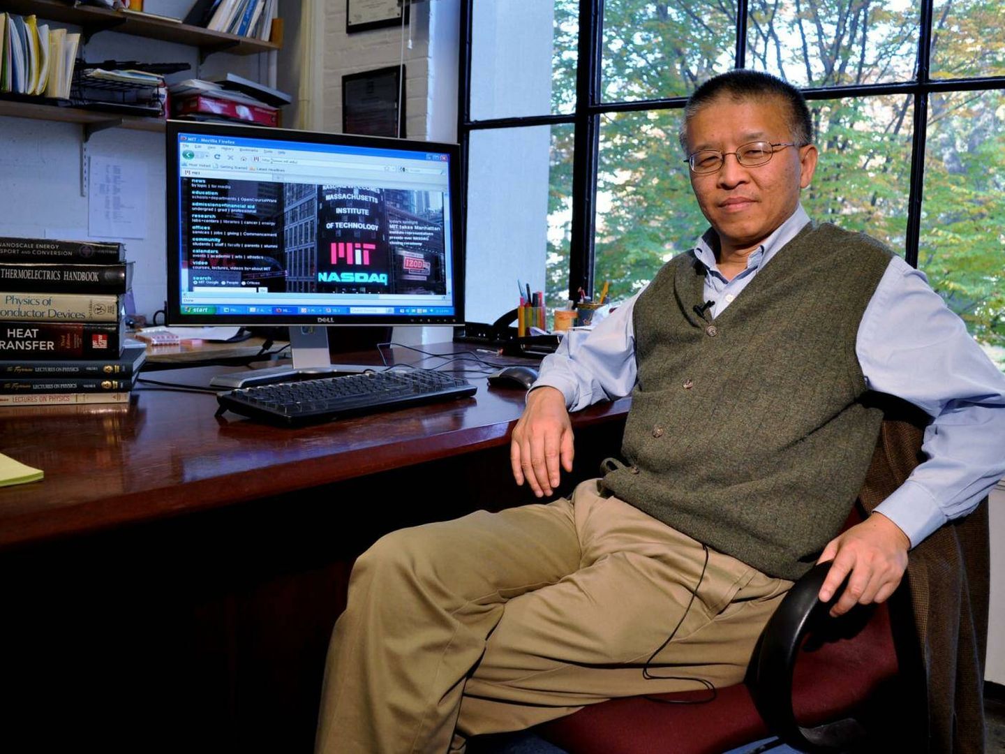 El profesor Chen en el laboratorio del MIT. (MIT)