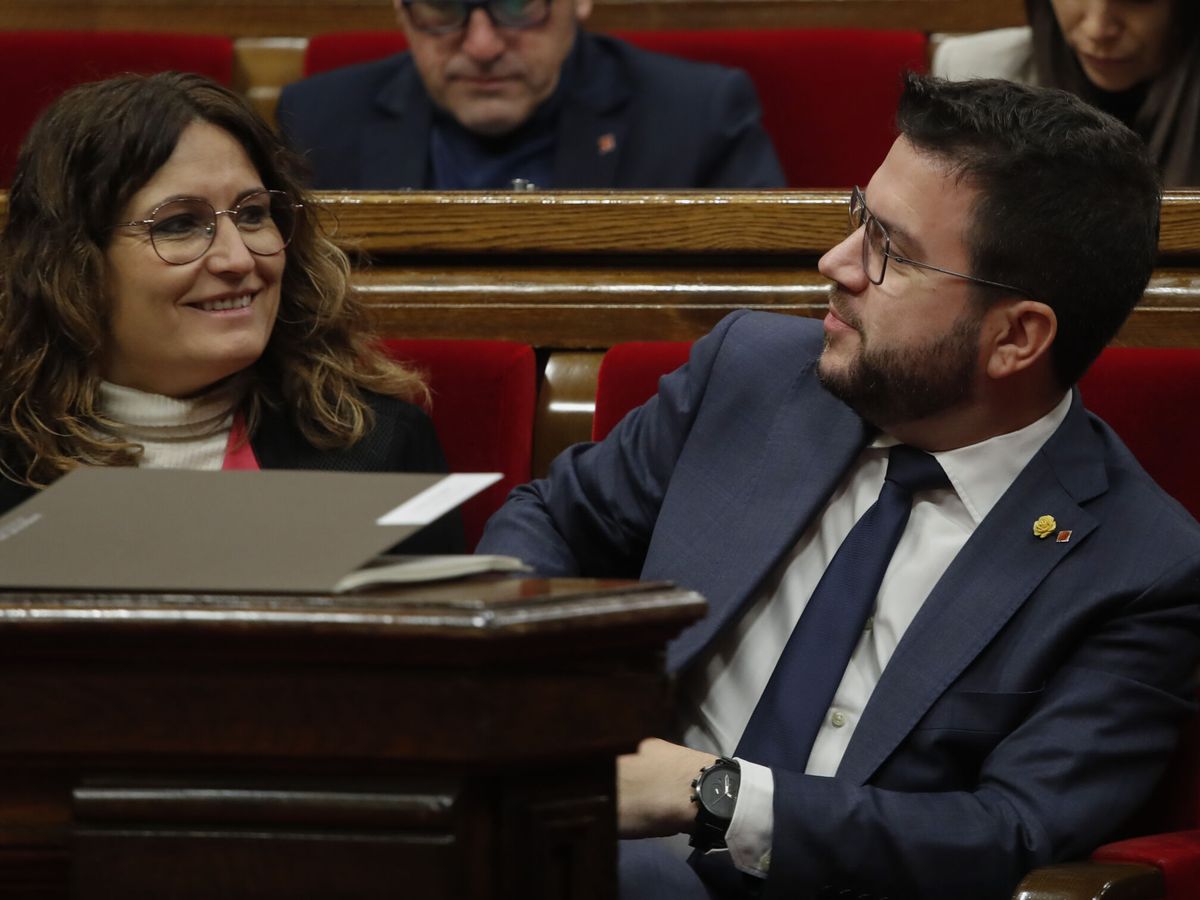 Foto: El presidente de la Generalitat, Pere Aragonès, y la consellera de la Presidencia, Laura Vilagrà, durante la sesión de control en el Parlament. (EFE/Marta Pérez)