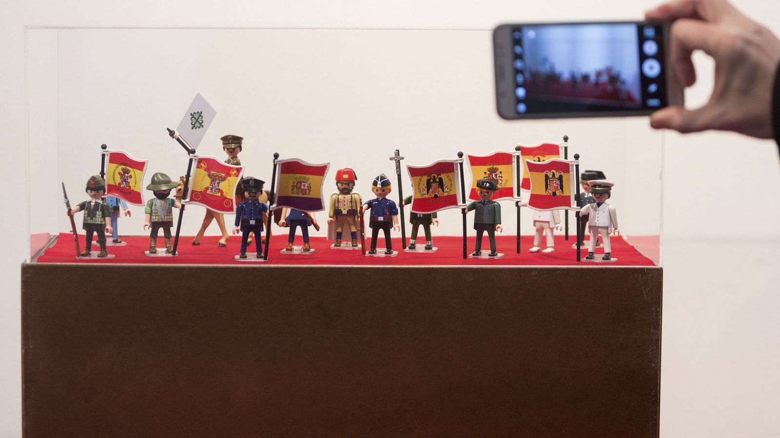 Foto: Figuras de playmobil que portan algunas banderas. (EFE)