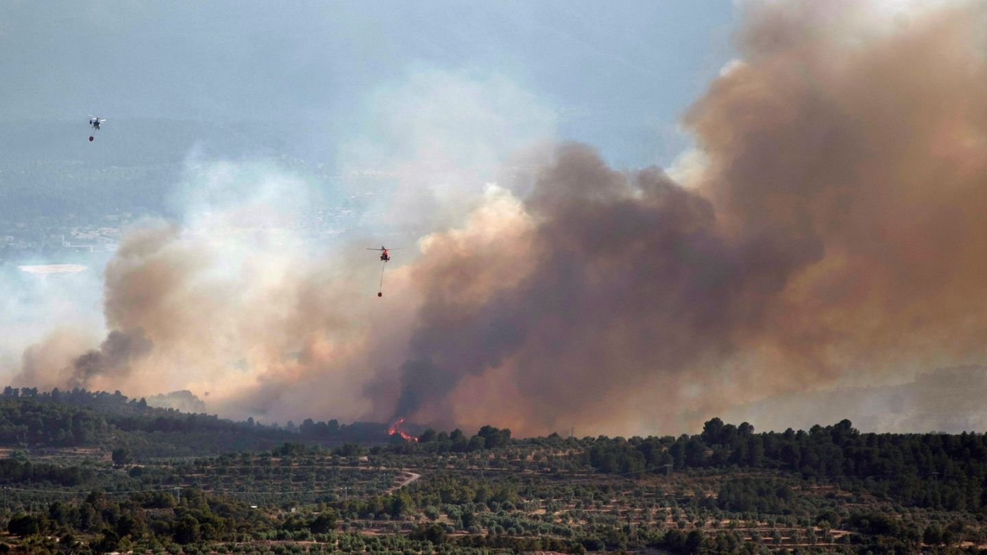 GRAF539. BOVERA (LLEIDA), 27 06 2019.- Helicópteros en labores de extinción en las inmediaciones de la localidad de Bovera. El incendio de Tarragona sigue descontrolado tras afectar desde este miércoles más de 6.500 hectáreas, lo que ha obligado