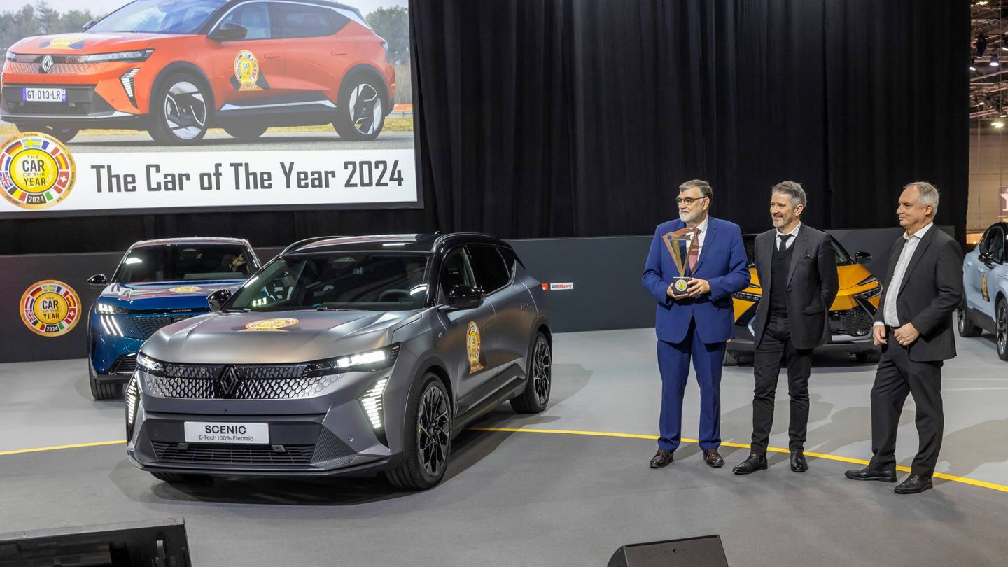 Los principales directivos de la marca Renault, tras recibir su premio en el Salón de Ginebra.