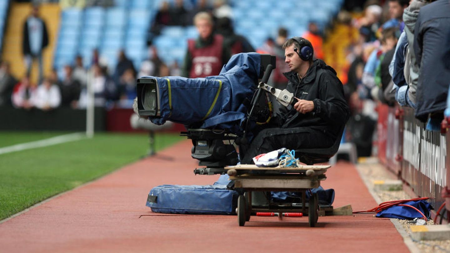 Un cámara de televisión, durante la retrasmisión de un partido de fútbol (EFE).