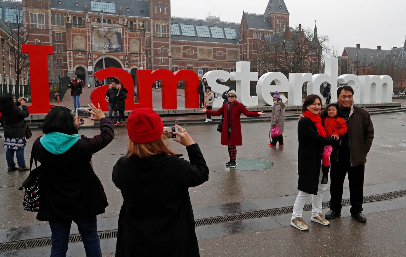 Turistas en Ámsterdam. (Reuters)
