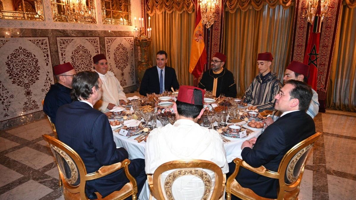 La bandera del revés en la cena de Sánchez en Marruecos: ¿descuido o humillación?