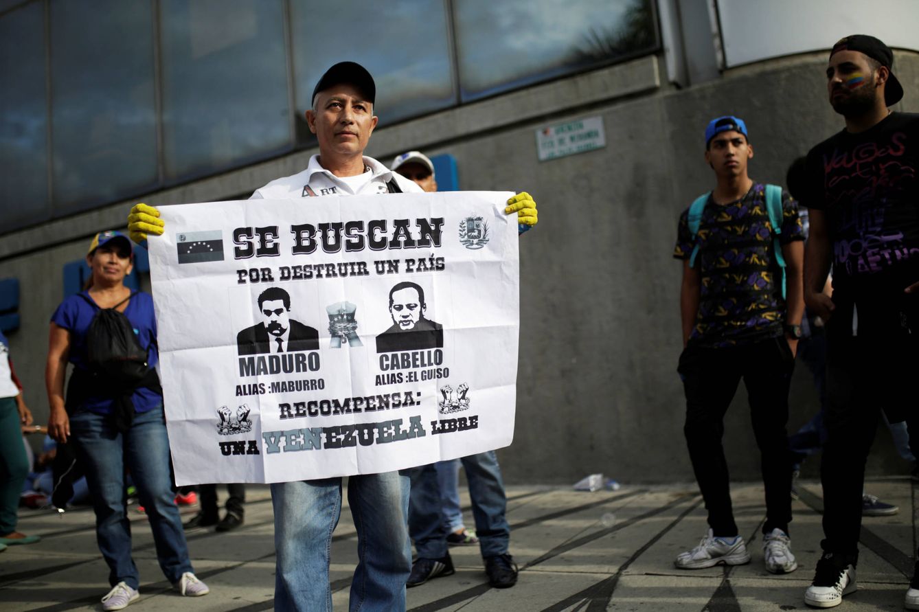 Foto: Un opositor muestra un cartel durante la marcha en Caracas para pedir el revocatorio de Nicolás Maduro, el 1 de septiembre de 2016 (Reuters).
