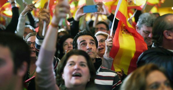 Foto: Simpatizantes de Vox celebran los resultados en Sevilla. (EFE)