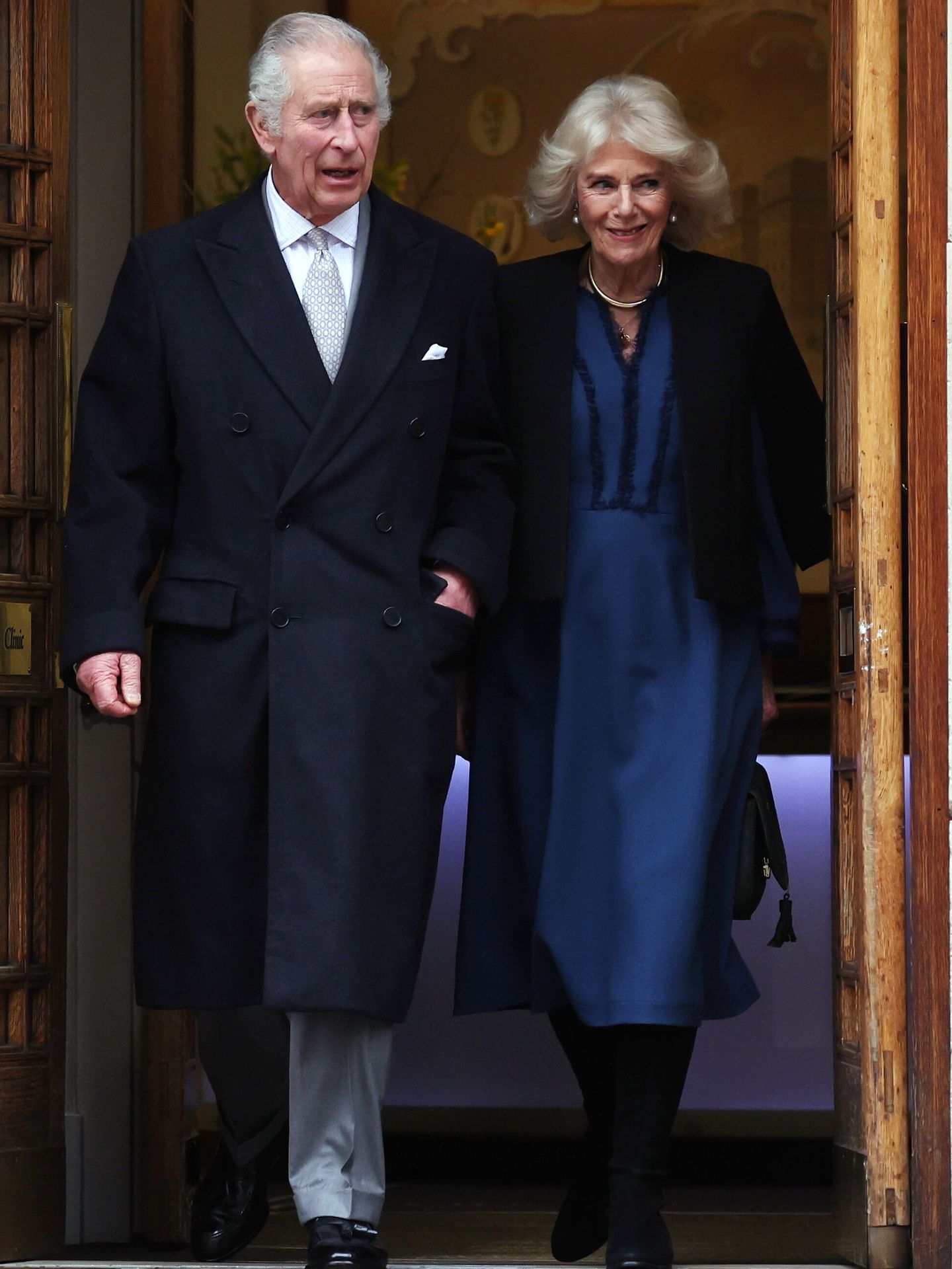 El rey Carlos III junto a la reina Camila a su salida del hospital. (EFE)