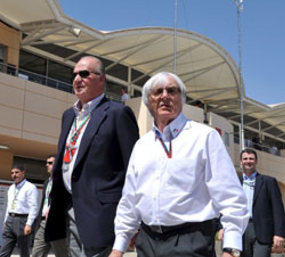 Foto: El Rey, antes que a Alonso, visitó el garaje español del Hispania