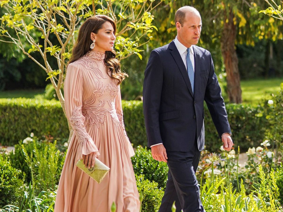 Foto: Kate Middleton y el príncipe Guillermo, en la boda de Hussein. (Corte hachemita de Jordania)